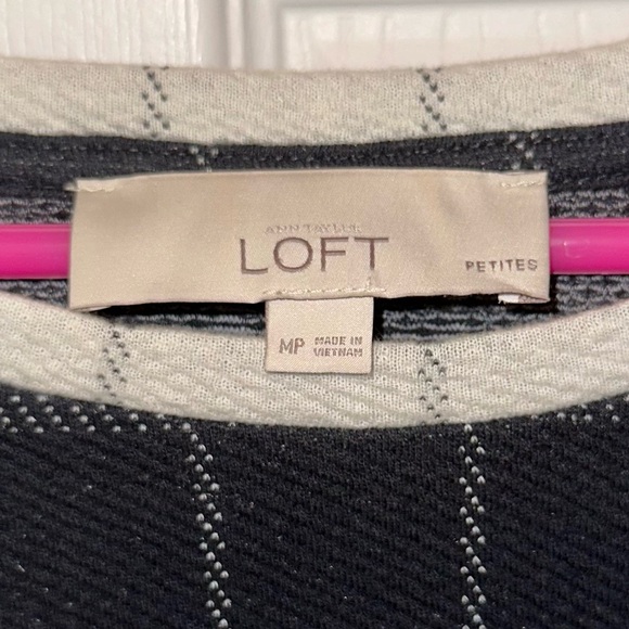3 for $30 Loft black white gray 3/4 sleeve pattern shirt size medium petite - Picture 3 of 3